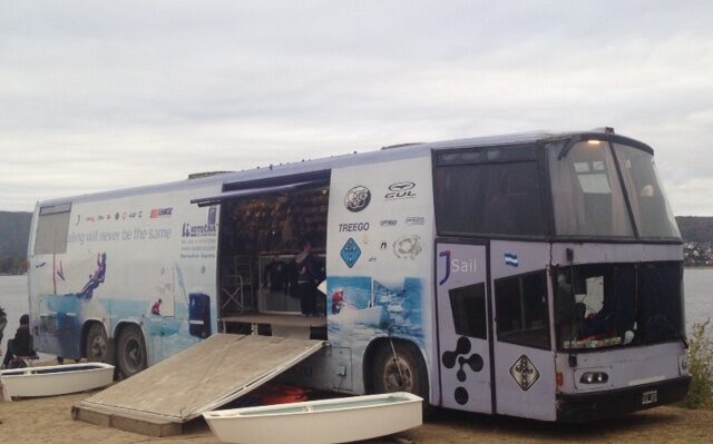 Bus con rampa abierta