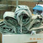 Tubos de bote de goma desinflados y enrollados listos para ser cargados tubos desinflados