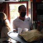 El jefe trayendo el desayuno al camión ¡Un genio!!