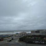 El mar desde la costanera ¡¡ Al fondo están los 420 dominando las olas y el viento !!